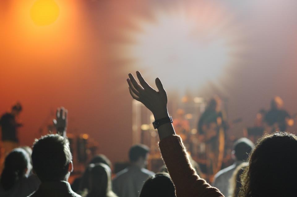 Public et scène pendant un concert dans la grande salle