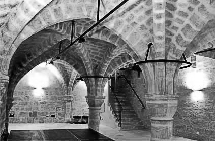 Salle gothique de La Cave Dimière à Argenteuil, voûtes et piliers en pierre médiévaux